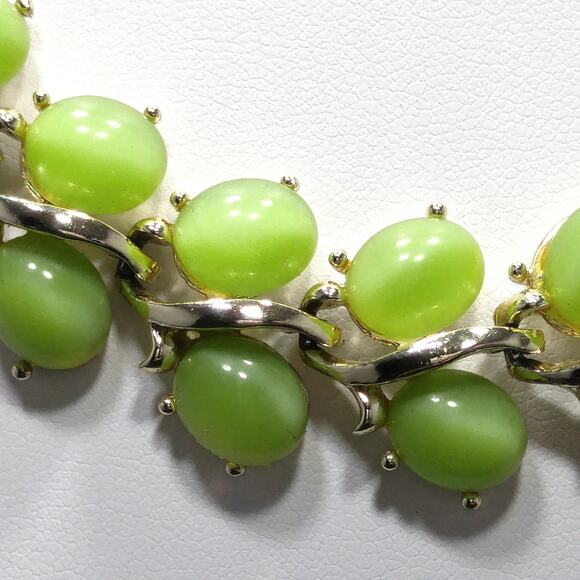 Vintage 1950s Lucite Lime Green Choker Necklace Gold Tone Mid Century - Picture 5 of 9